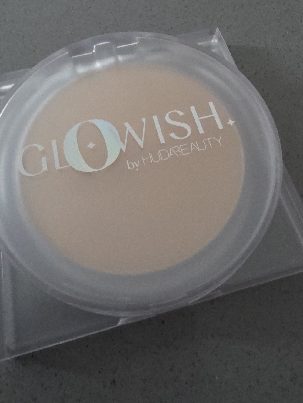 Huda Beauty | Glowish Luminous Pressed Powder Color 01 Fair NIB